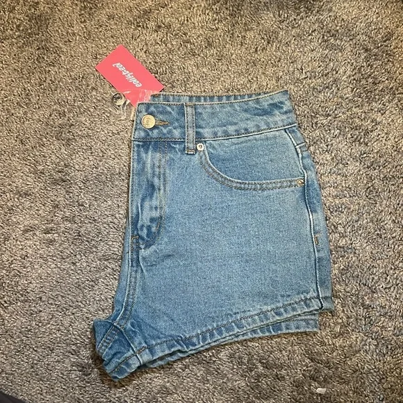 Jean shorts with heart pockets and white bows - Picture 2 of 4